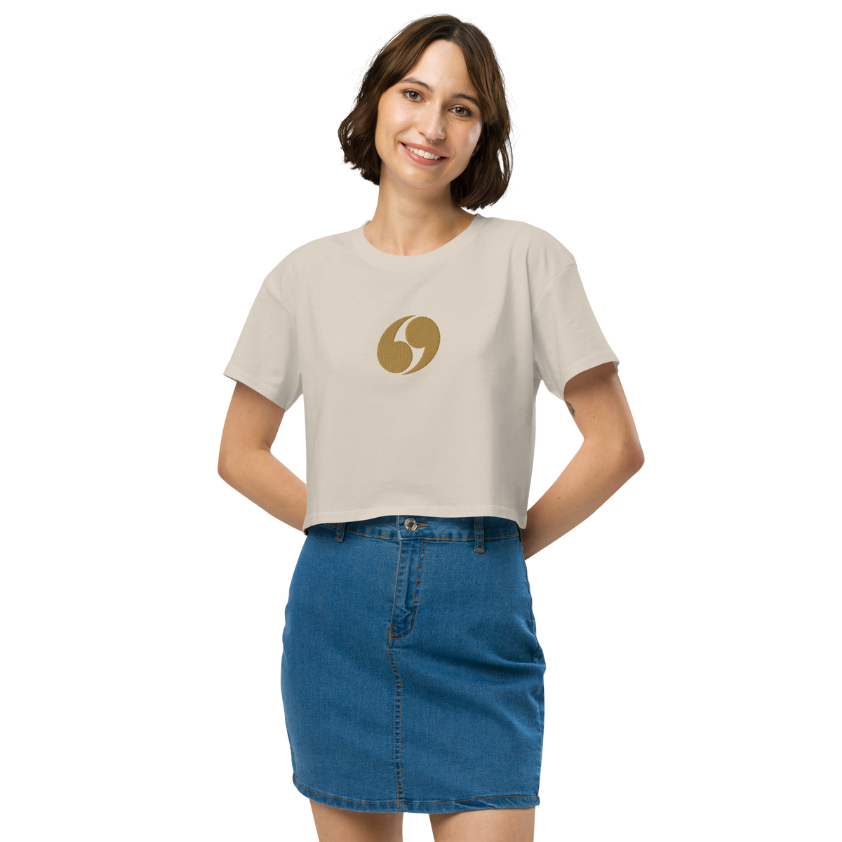 Oat gray cropped T-shirt with crew neck and small gold logo at center chest