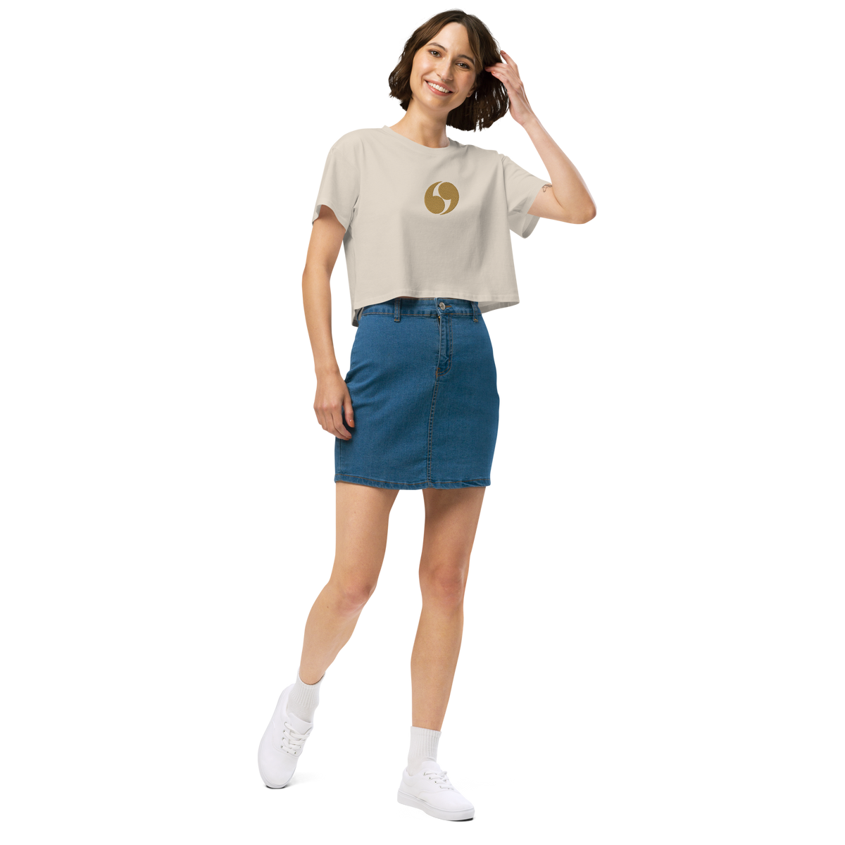 Beige cropped tee with short sleeves and small gold logo