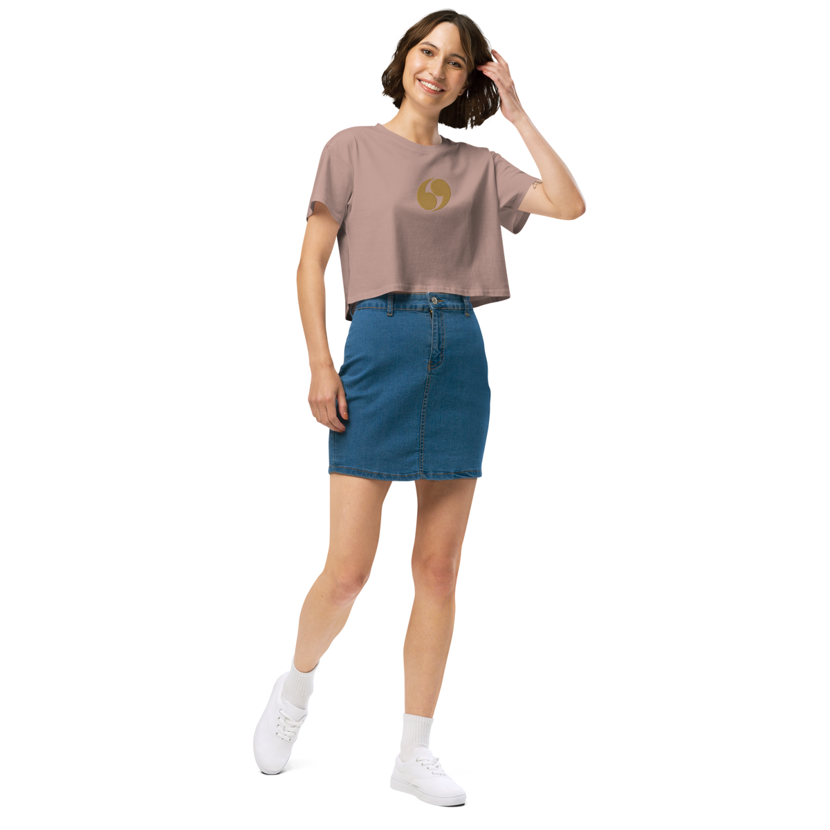 Mauve cropped tee with short sleeves and small gold logo
